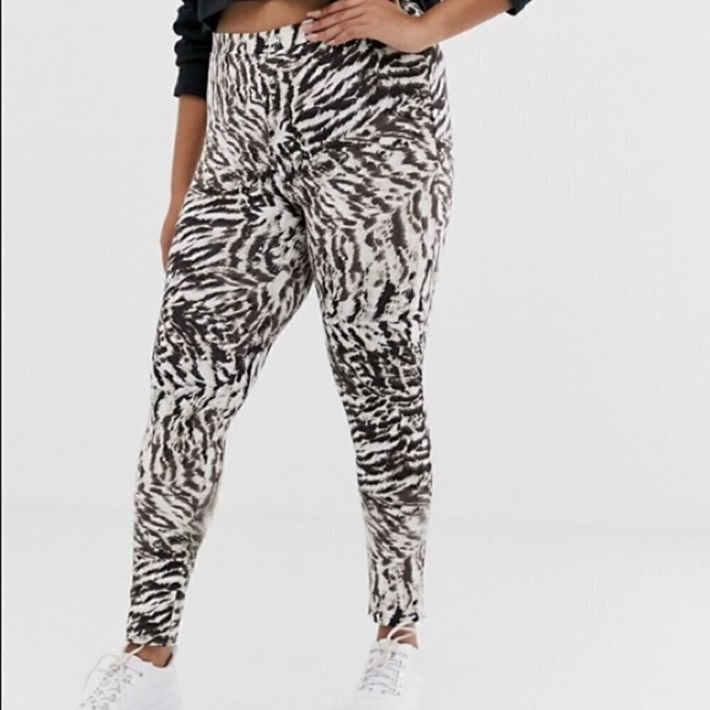 ASOS DESIGN Curve legging in gray tiger NWT NEW